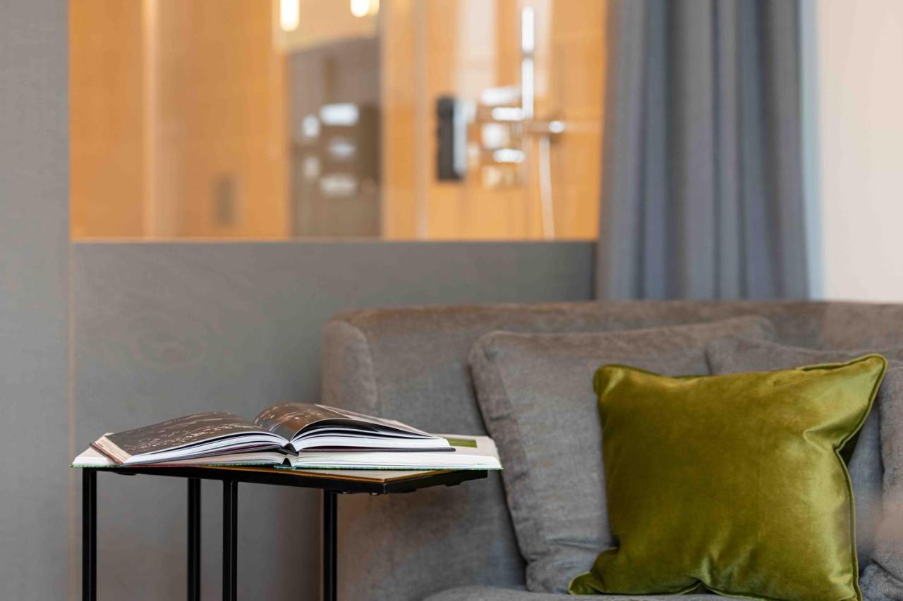 Oberdeck Studio Apartments - Adults Only Hambourg Extérieur photo A sofa in a living room