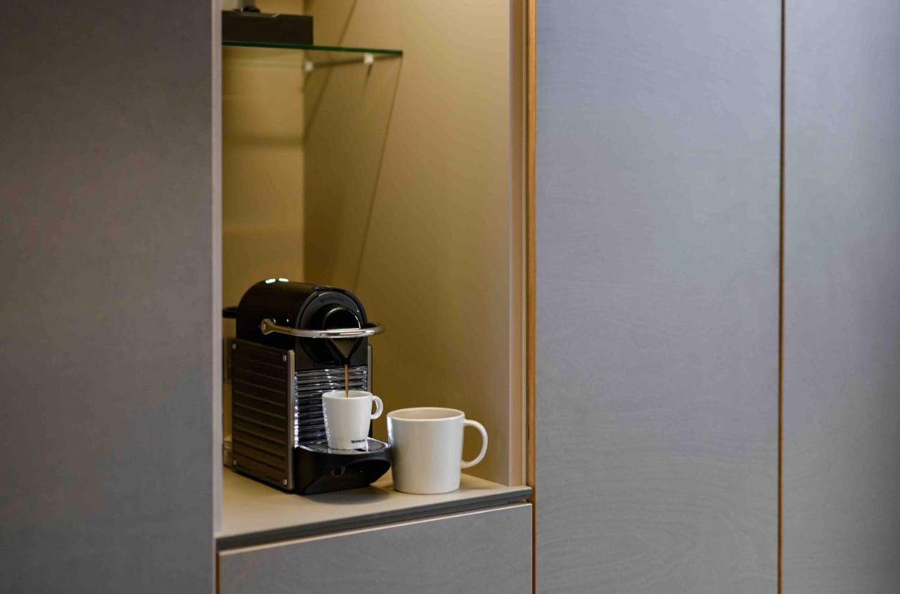 Oberdeck Studio Apartments - Adults Only Hambourg Extérieur photo A Nespresso coffee machine in a hotel room
